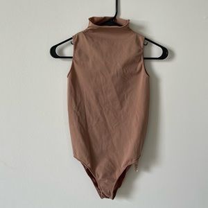 SKIMS ESSENTIAL MOCK NECK SLEEVELESS BODYSUIT IN TIGERS EYE SIZE S/M